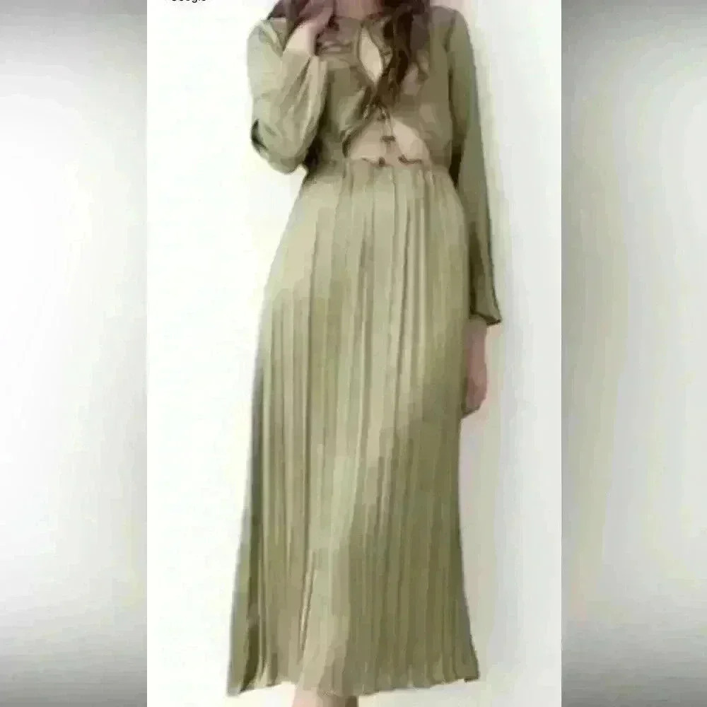 Flowing satin/ wrinkle effect dress with round neck and
long sleeves.